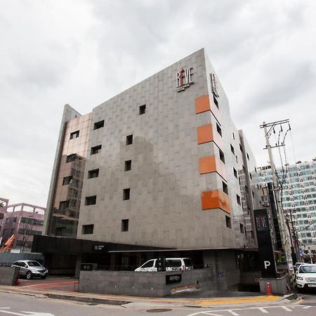 Suwon Reve Hotel Екстериор снимка