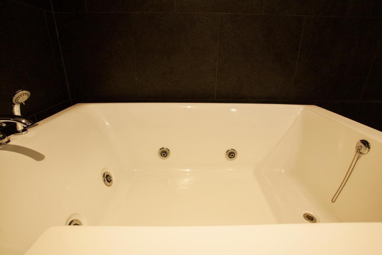 Suwon Reve Hotel Екстериор снимка